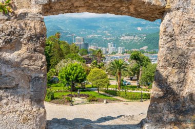 Eski kasaba duvarlarından Town ve Dukley Marina manzarası. Budva, Karadağ