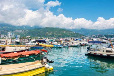 Marinada demirlemiş küçük tekneler eski kasabanın yanında. Budva, Karadağ