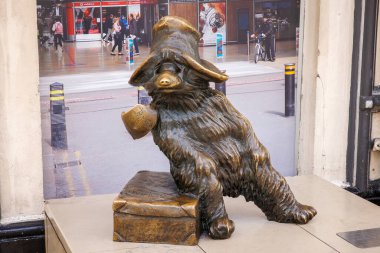 Londra, İngiltere - 15 Ağustos 2023 Paddington İstasyonu içinde Paddington Ayısı 'nın bronz heykeli
