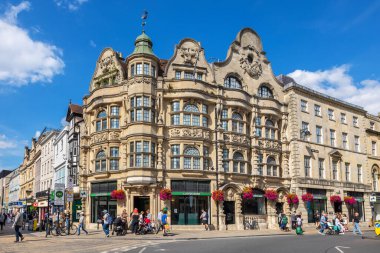 Oxford, İngiltere - 16 Ağustos 2023: Cornmarket ve High Street 'in köşesindeki Lloyds Bankası