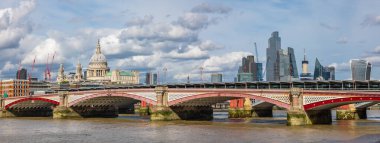 Thames Nehri Panoraması, Blackfriars Köprüsü, St Paul Katedrali ve Şehri. Londra, İngiltere