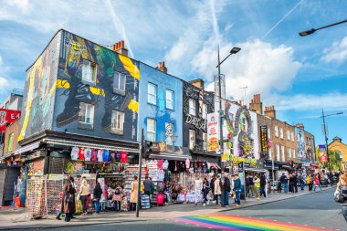 Londra, İngiltere - 17 Ekim 2022: Camden Town 'daki ana caddede renkli cepheli evler