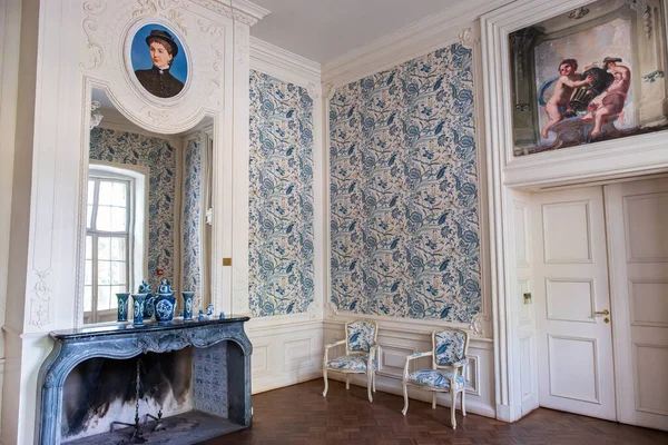 爱沙尼亚阿拉茨基维 2020年7月21日 位于阿拉茨基维庄园的有壁炉和Josephine Von Nolcken肖像的房间 — 图库照片