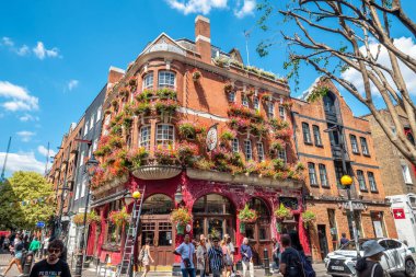 Londra, İngiltere - 15 Temmuz 2022: Covent Garden 'da Neal ve Shelton caddelerinin köşesindeki çiçek süslemeli kırmızı tuğla bina