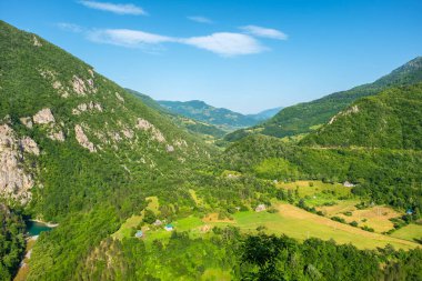 Dağlarla ve Tara nehrinin kanyonuyla manzaralı. Karadağ