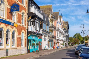 Dartmouth, Devon, İngiltere - 8 Ekim 2023: Dart Nehri boyunca Güney Embankment 'te renkli evler