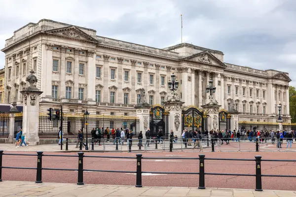 Londres Inglaterra Outubro 2023 Turistas Reúnem Frente Palácio Buckingham Imagens Royalty-Free