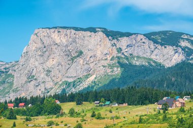 Küçük Zabljak kasabası yakınlarındaki dağ manzarası. Durmitor Ulusal Parkı, Karadağ