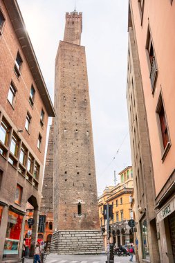 Bologna, İtalya - 3 Nisan 2008: Garisenda ve Asinelli Piazza di Porta Ravegnana meydanındaki kulelere yaslandı