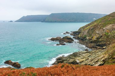 South Hams bölgesindeki Salcombe Estuary 'nin girişine doğru bakan kıyı şeridi manzarası. İngiltere