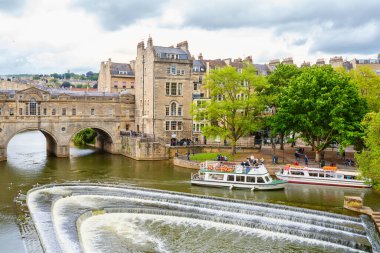 Bath, Somerset, İngiltere - 22 Haziran 2013: Pulteney Köprüsü ve Weir 'deki Avon Nehri' ndeki turist tekneleri 