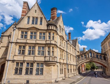 Hertford Koleji binalarına bakın. Aralarında Hertford Köprüsü (İç Çekmeler Köprüsü) var. Oxford, İngiltere