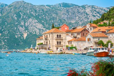 Perast, Karadağ - 11 Temmuz 2023: Kotor Körfezi kıyısındaki tarihi kentte sahil gezisi