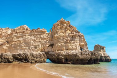 Lagos 'taki Praia Dona Ana kumlu plajında muhteşem bir manzara. Algarve, Portekiz