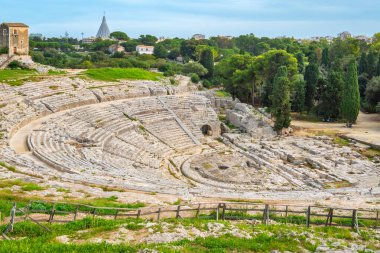 Antik Yunan Tiyatrosu 'nun (Teatro Greco) yan görüntüsü. Siraküza. Sicilya, İtalya