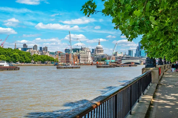 Utsikt Över Stadens Skyline Från Queen Walk Längs Thames River — Stockfoto