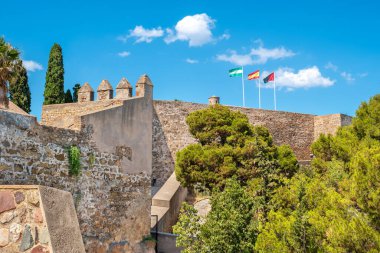 Gibralfaro Kalesi 'nin (Castillo de Gibralfaro) savunma duvarları ve kaleleri. Malaga, Endülüs, İspanya