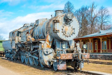 Eski tren istasyonunda eski bir buhar lokomotifi. Haapsalu, Estonya