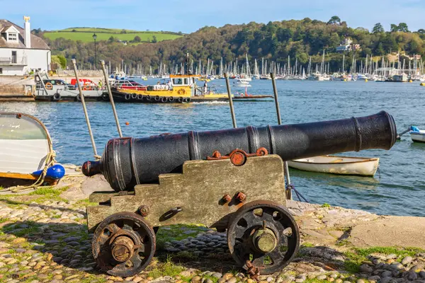 Pistola Naval Con Vistas Río Dardo Dartmouth Devon Inglaterra Fotos de stock