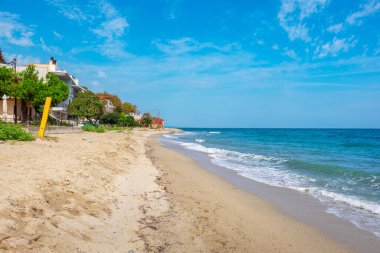 Kıyı kasabası Platamonas 'taki kumsal. Pieria, Yunanistan