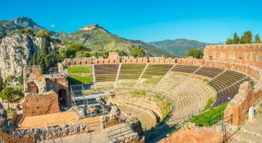 Taormina 'daki antik Yunan Tiyatrosu' nun (Teatro Greco) panoramik manzarası. Sicilya, İtalya