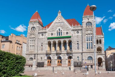 Finlandiya Ulusal Tiyatrosu 'nun ön cephesine bakın. Helsinki, Finlandiya
