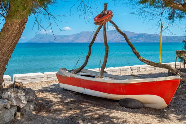 Tweede Leven Van Een Oude Vissersboot Kissamos Kreta Griekenland Rechtenvrije Stockfoto's