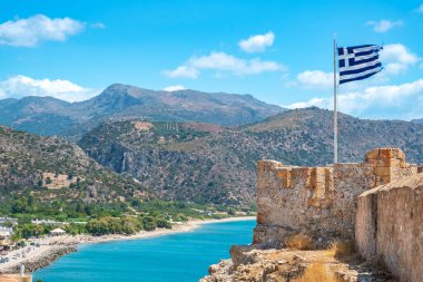 Körfez ve şehrin üzerindeki Selino Kalesi 'nin kalıntıları. Paleochora, Girit, Yunanistan