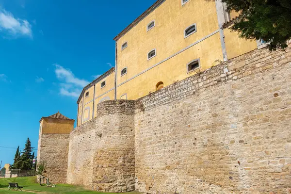 Oude Brouwerij Gebouw Achter Middeleeuwse Muur Van Oude Stad Faro Stockafbeelding