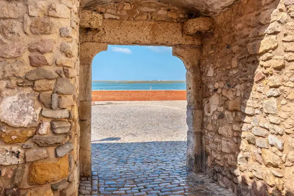 ファロの古い町の歴史的な門の一つであるポルタ ノヴァのアーチ アルガルヴェ ポルトガル ストック写真