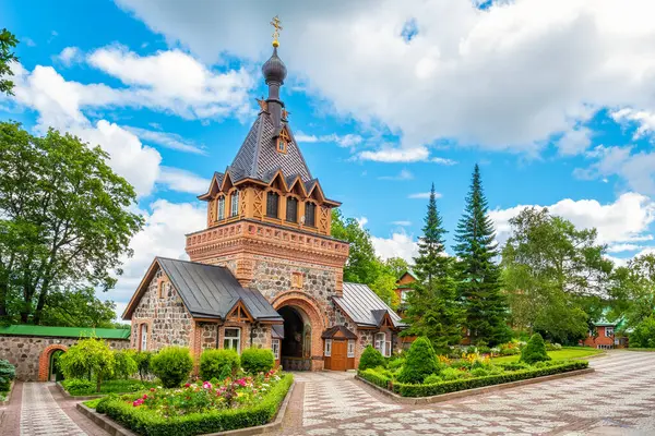 Portas Sagradas Lado Catedral Dormição Mosteiro Puhtitsa Kuremae Estónia Imagem De Stock