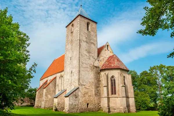Valjala的老石头圣马丁教堂萨雷马岛 爱沙尼亚 免版税图库照片
