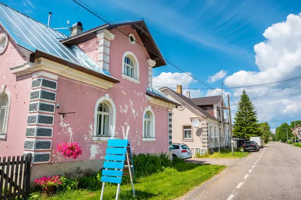 コルカヤの古い信者村のメインストリート エストニア バルト諸国 ロイヤリティフリーのストック写真