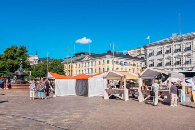 Helsinki, Finlandiya - 19 Temmuz 2016: Esplanade Park yakınlarındaki Pazar Meydanı 'nda ticaret tezgahları