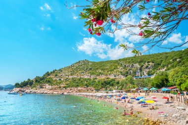 Kamenovo, Karadağ - 18 Temmuz 2023: Budva Riviera 'nın Kamenovo sahili manzaralı