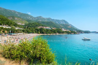 Adriyatik Rivierası 'ndaki Kamenovo sahili manzaralı. Karadağ