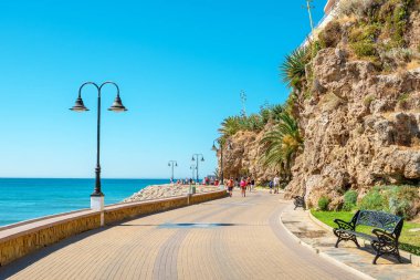 Torremolinos, Endülüs, İspanya - 9 Temmuz 2019: Paseo de Maritimo deniz kenarındaki gezinti güvertesine bakın. Costa del Sol