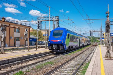 Tren Orte tren istasyonuna varır. Lazio, İtalya