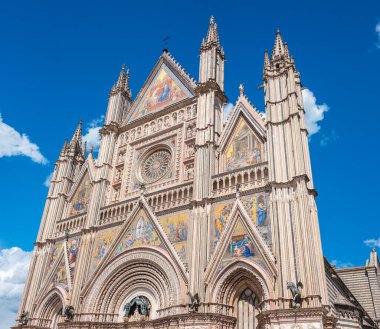 Orvieto Katedrali 'nin görkemli yüzü Santa Maria Assunta. Orvieto, Umbria, İtalya