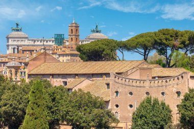 Roma 'nın çatılarını ve Victor Emmanuel II' nin uzaktaki anıtını görmek. İtalya