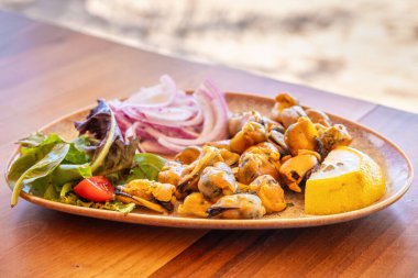 Deniz kenarındaki bir kafede bir tabak fırında midye. Bulgaristan