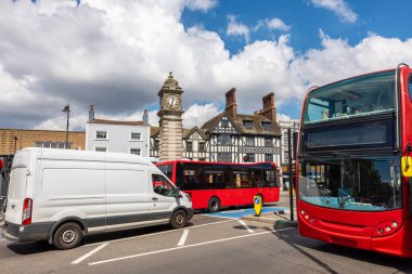 Yoğun caddedeki kırmızı otobüsler Clapham bölgesindeki Victorian saat kulesinin yanında. Londra, İngiltere