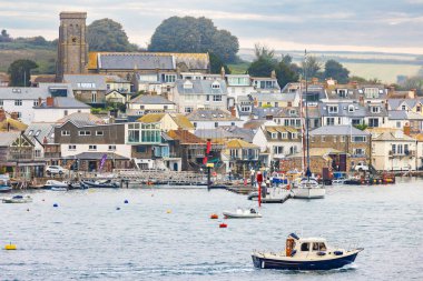 Salcombe, Devon, İngiltere - 11 Ekim 2023: Yat ve tekneler şehir tersanelerine demirli