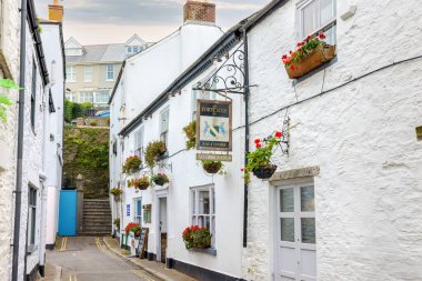 Salcombe, Devon, İngiltere - 11 Ekim 2023: Şehir merkezindeki Union Caddesi 'ndeki binaların beyaz cepheleri