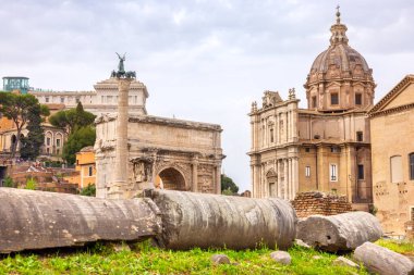 Roma Forumu 'nda Arch Septimius Severus ve Santi Luca e Martina Kilisesi yakınlarındaki sütunların kalıntıları. Roma, İtalya