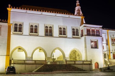 Sintra Ulusal Sarayı (Palacio Nacional de Sintra) gece vakti. Sintra, Portekiz