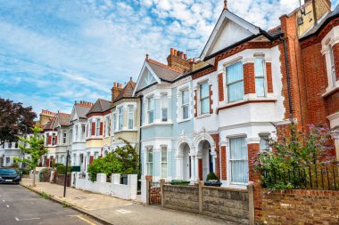 Geleneksel teraslı evleri olan bir sokak. Londra mı? İngiltere