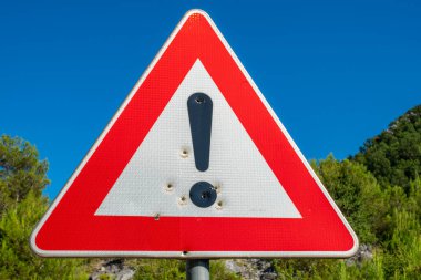 Kurşun delikli ünlem işaretli üçgen trafik işareti. Karadağ