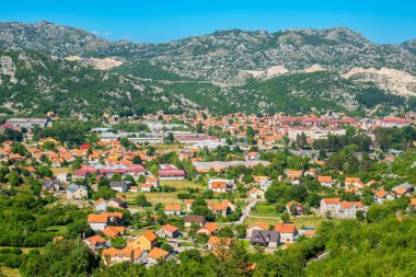 Dağlarla çevrili Cetinje kasabasına bakın. Karadağ