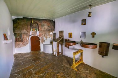 Monodendri, Zagori, Yunanistan - 16 Eylül 2016: Vikos Boğazı yakınlarındaki Saint Paraskevi manastırında terk edilmiş küçük bir bazilika